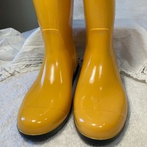 UGG yellow rain boots in size six. These will keep your feet warm and dry.